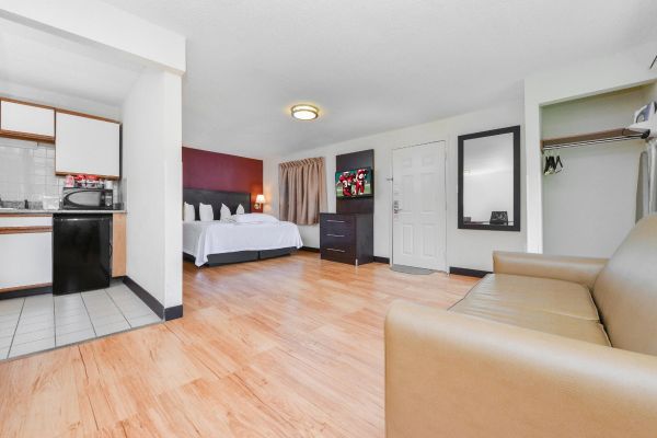 Hotel Red Roof PLUS Guilford (Guilford Center)